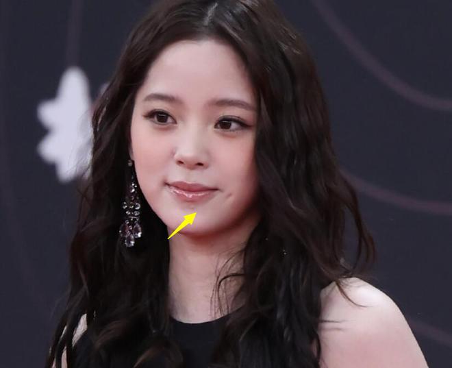 胖了赵丽颖疲惫张颂文不受风波影响！m6米乐注册星光大赏红毯生图：唐嫣(图13)