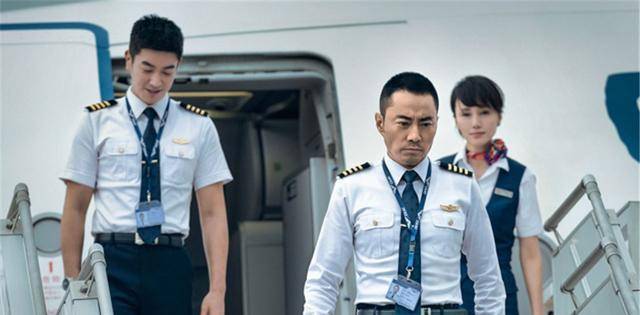臂148人命悬一线机长机智应对空中惊魂：飞机窗外出现人的手(图1)